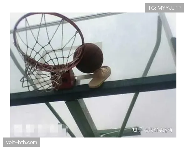 篮球比赛中涉及球卡篮筐规则该如何判定球权与恢复